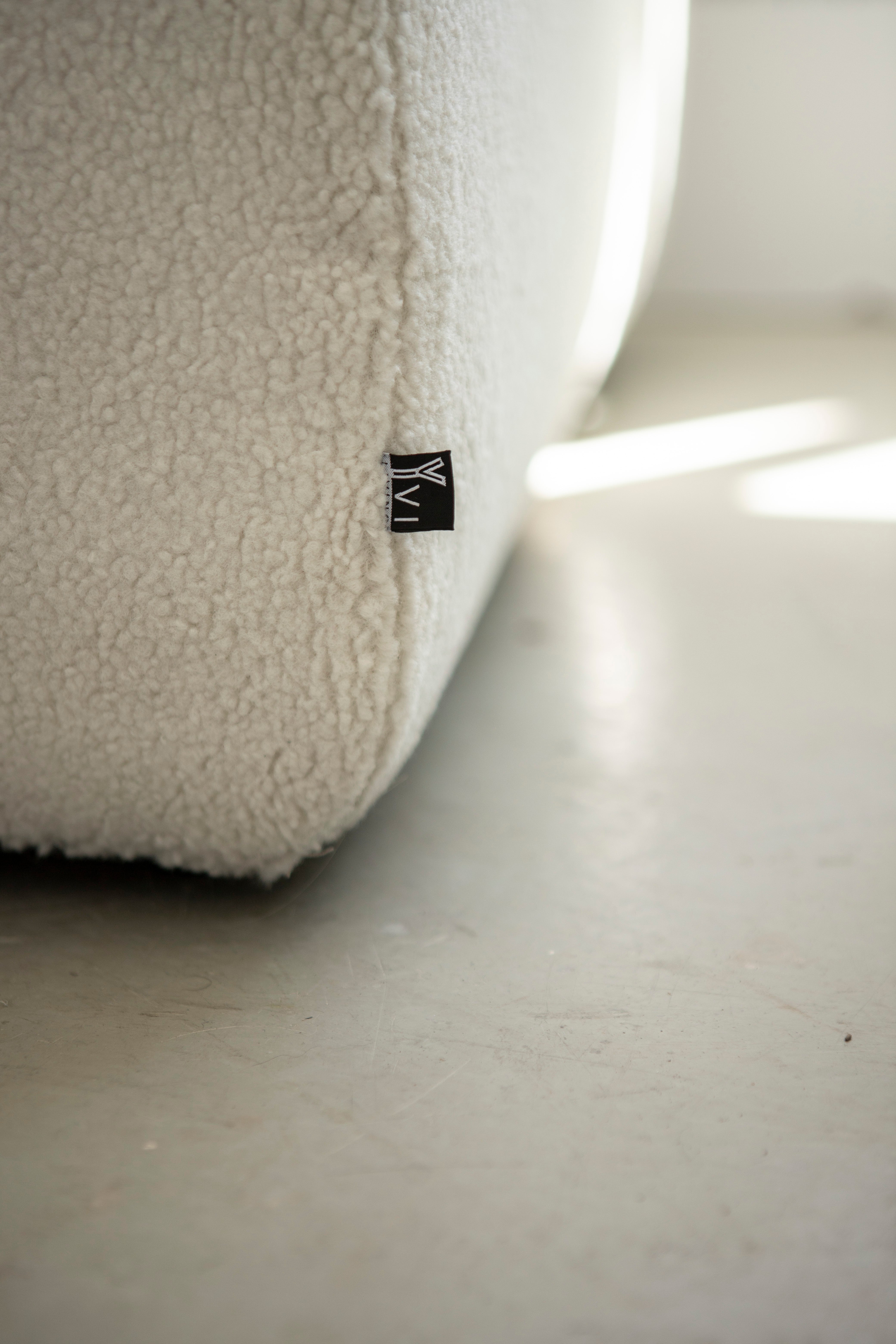 Sofaecke mit Logo von Yvi Living