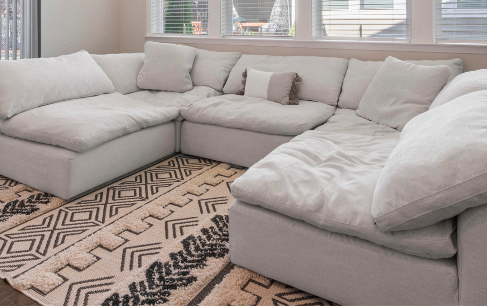 Welcher Teppich passt unter das Sofa? – Tipps von Yvi Lving