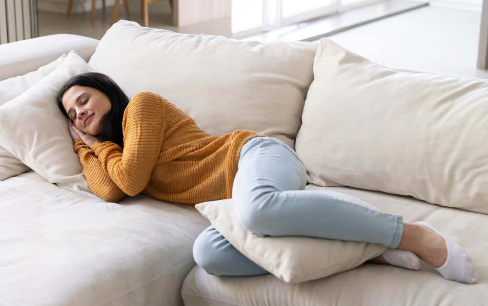 Schlafen auf dem Sofa – gesund, praktisch & bequem?