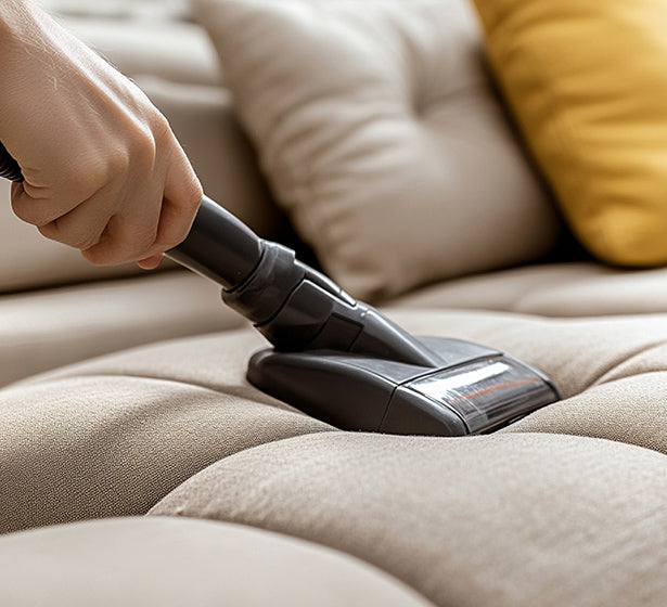 Sofa richtig reinigen: Tipps für die regelmäßige Reinigung und Pflege von Yvi Living