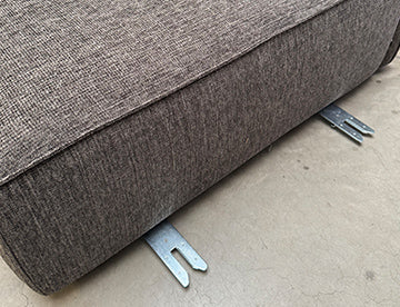 Detailansicht der stabilen Modulverbinder eines NICA Sofas von Yvi Living – die praktischen Metallhaken sorgen für sicheren Halt und ermöglichen ein einfaches Umstellen der einzelnen Sofa-Elemente.