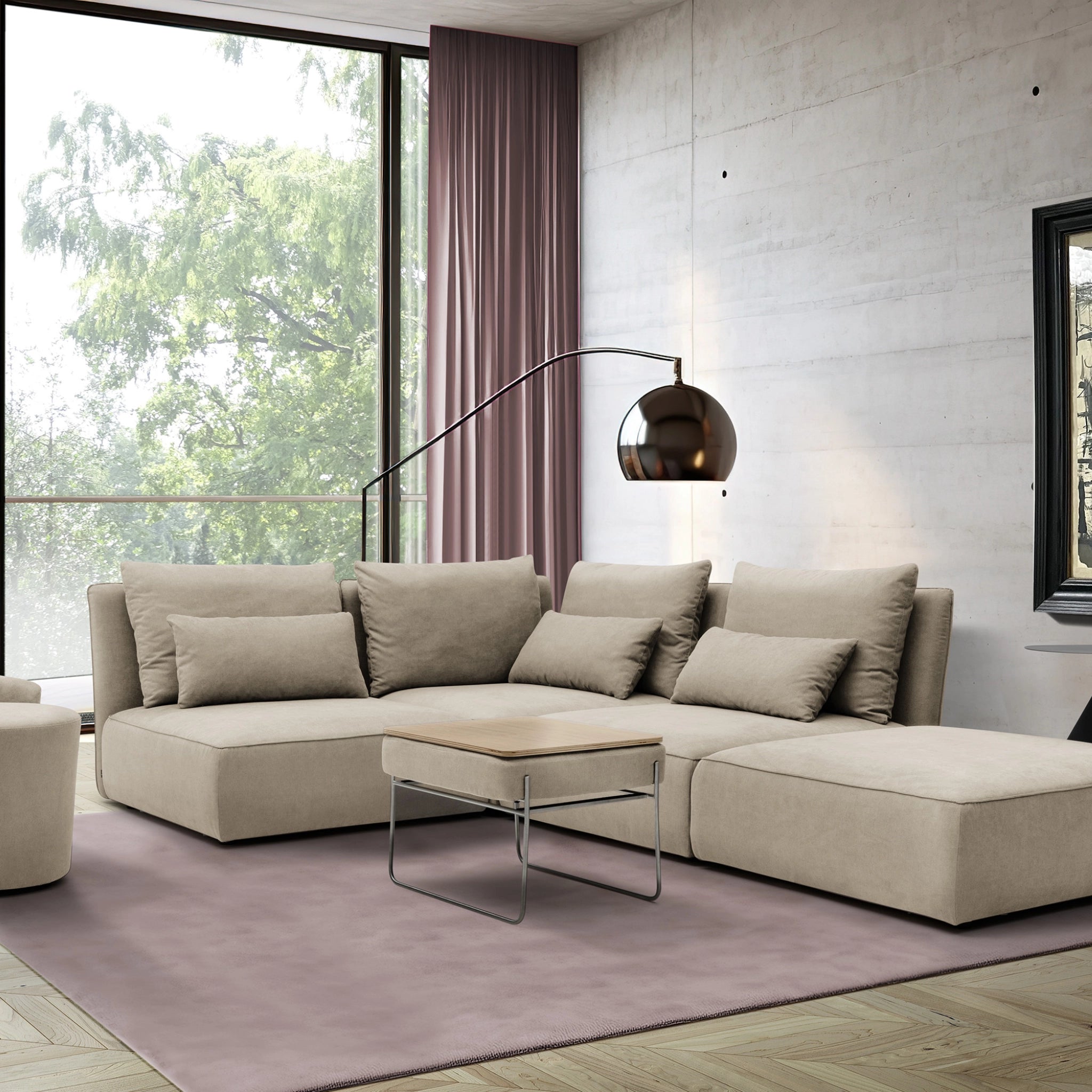 Ecksofa NICA ‚Loungetime‘ von Yvi Living in L-Form mit weichem Stoffbezug in Beige (Duke Camel) – modulares Designersofa mit großzügiger Sitzfläche, bequemen Rückenkissen und Hocker im modernen Wohnambiente.