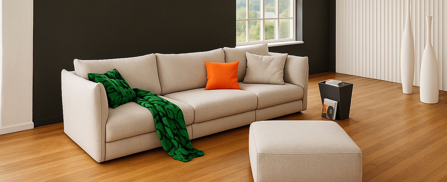 Beiges 3-Sitzer-Sofa mit passendem Hocker in modernem Wohnzimmer – dekoriert mit grüner Decke und orangefarbenem Kissen, vor dunkler Wand und Holzfußboden.