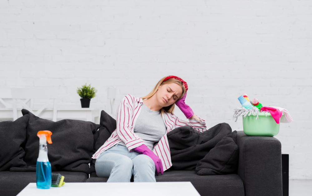 Warum stinkt mein Sofa?<span> Ursachen, Lösungen & Tipps</span>