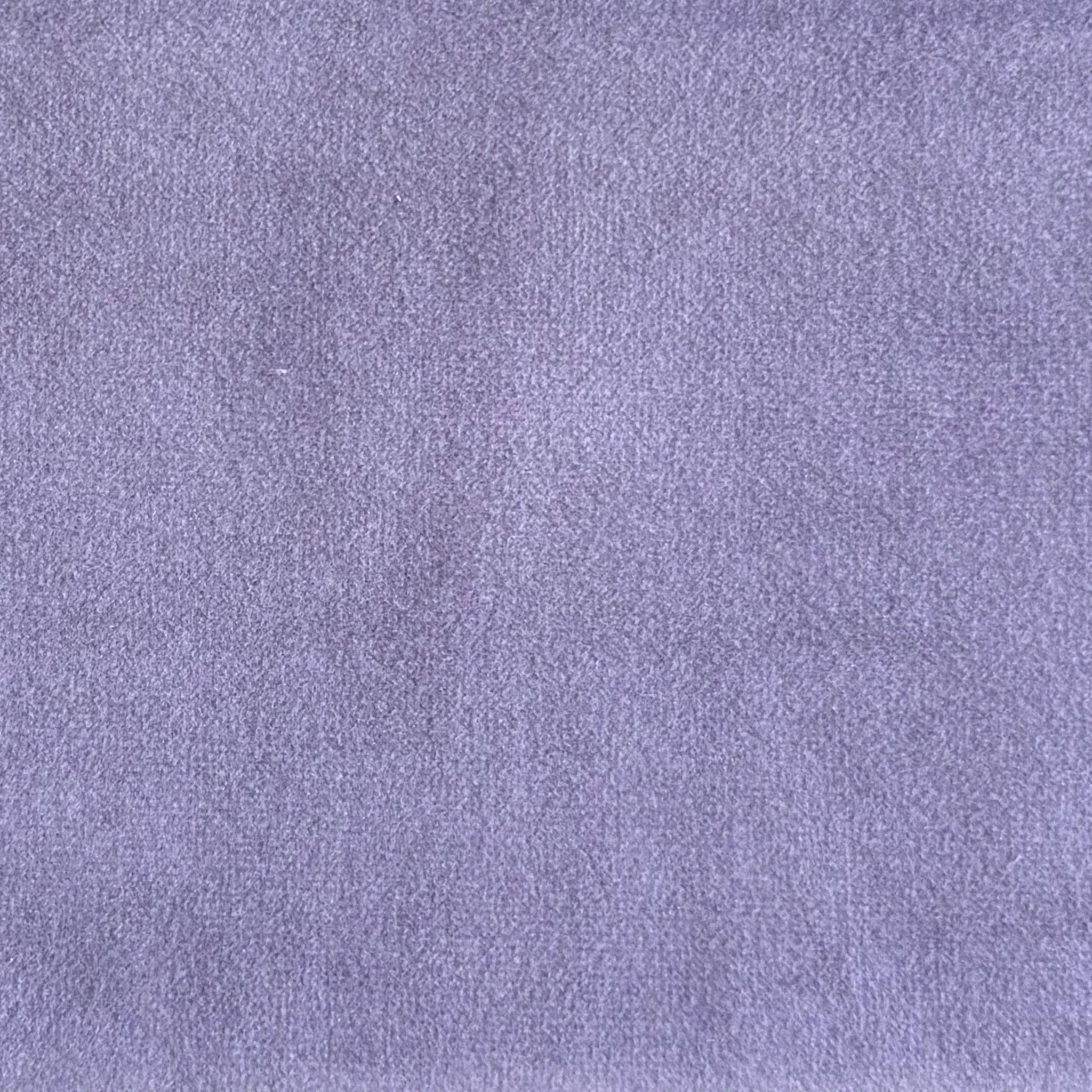 Detailaufnahme des Yvi Living Samtstoffs in der Farbe Flieder – samtig weiche Oberfläche mit edlem Schimmer in zartem Violett, ideal für gemütliche Wohnräume im modernen oder romantischen Stil.