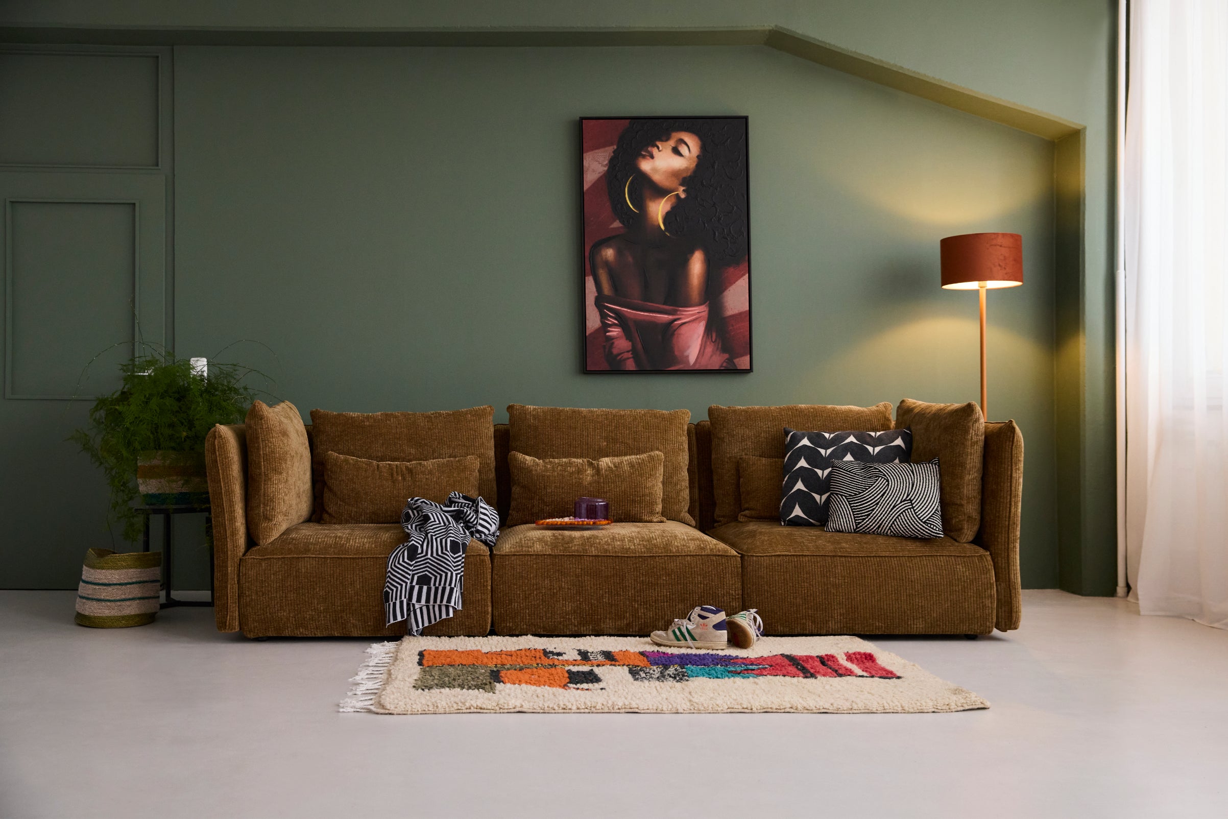 Sofa Nica 3-Sitzer mit Stoff Breitcord in Farbe goldbraun. Erkennbar sind drei Sitzelemente mit hohen Seiten- und Rückenkissen sowie der typischen Cordstruktur. Die frontale Perspektive zeigt das Modell klar und vollständig.