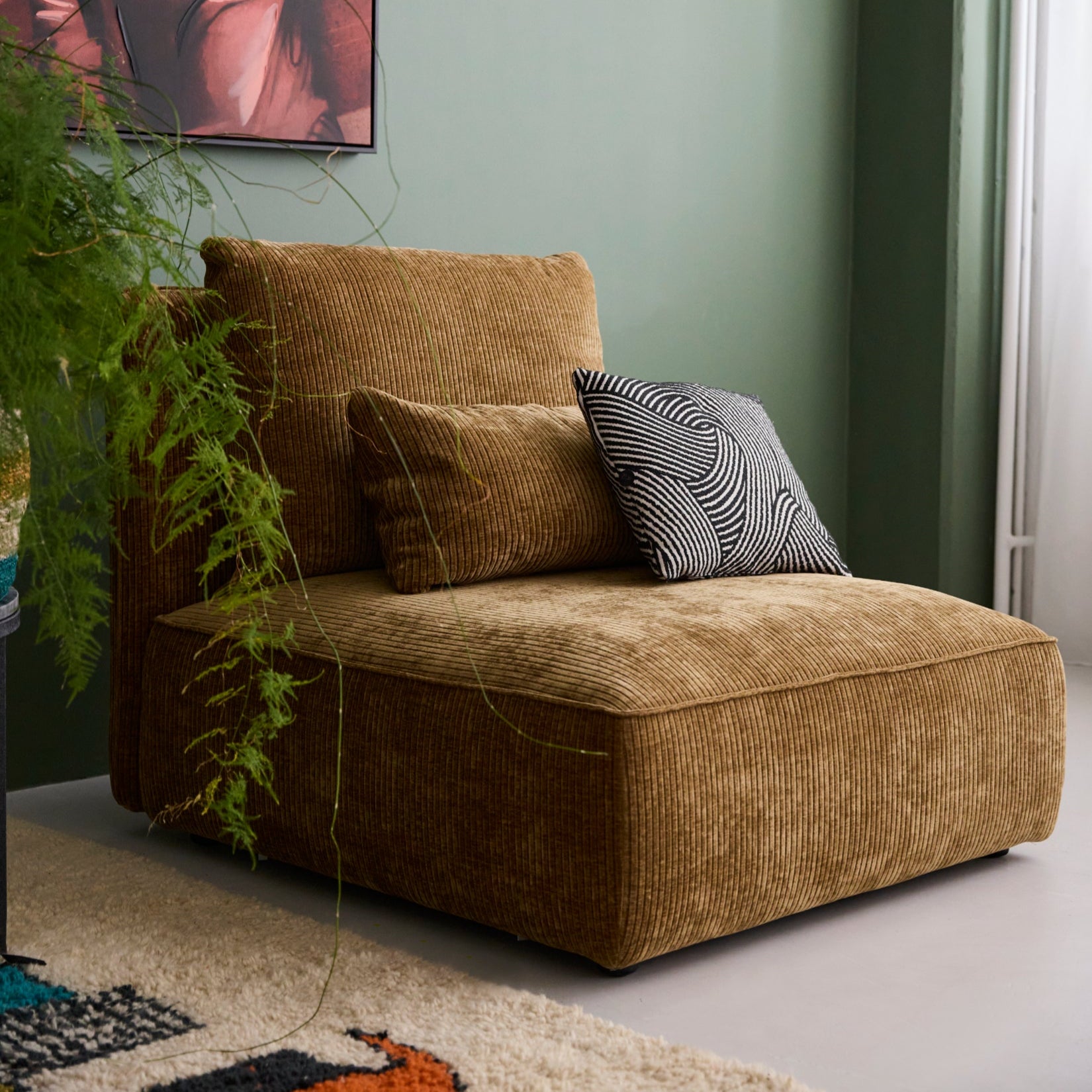 Sofa Nica Einzelelement mit Stoff Breitcord in Farbe goldbraun. Die großzügige Sitzfläche und das hohe Rückenpolster mit den beiden Kissen treten deutlich hervor und laden optisch zum Zurücklehnen ein. Das einzelne Modul steht für sich und ist im Bild klar herausgestellt.